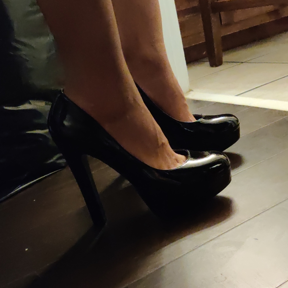 Black shiny sexy pumps